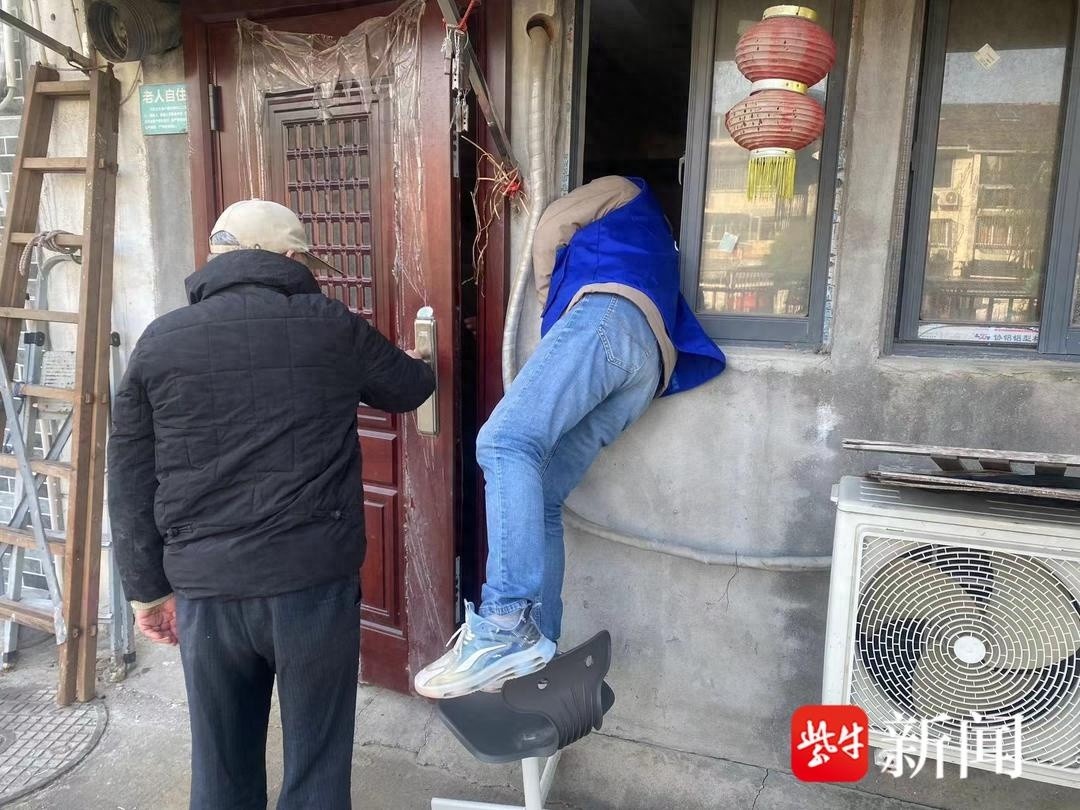 八旬老伯忘带钥匙险翻窗，网格员王师傅飞奔救援，暖心一幕感动社区  第1张