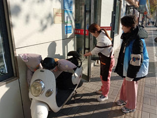 南辛庄街道辛西路社区联合执法中队开展门前五包联合执法检查，全面提升城市品质  第1张