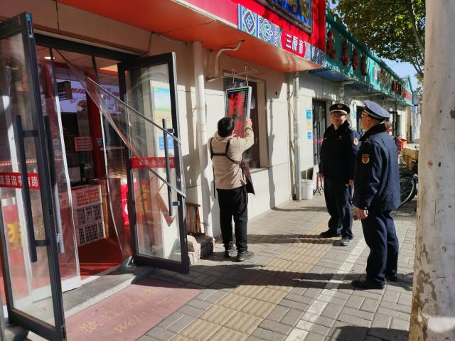 南辛庄街道辛西路社区联合执法中队开展门前五包联合执法检查，全面提升城市品质  第2张