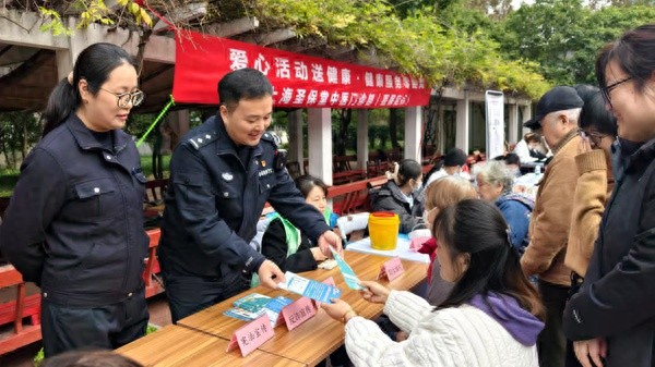 12月4日国家宪法日，宝山警方深入社区学校，模拟法庭让学生身临其境体验法治精神