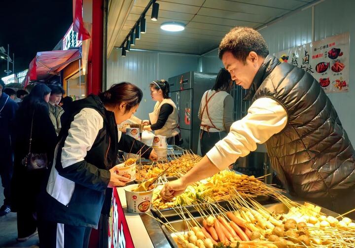 从流动摊点到美食天堂：丁岗镇如何打造城市新名片，让深夜食堂成为生活的一部分  第2张