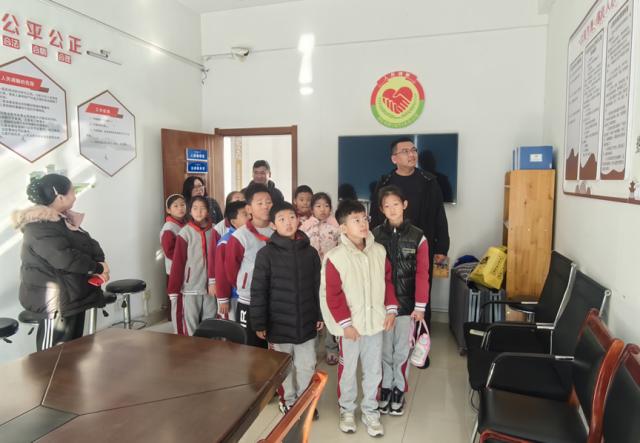 10名小学生走进司法所，深度体验法治教育，让法律意识从小扎根  第3张