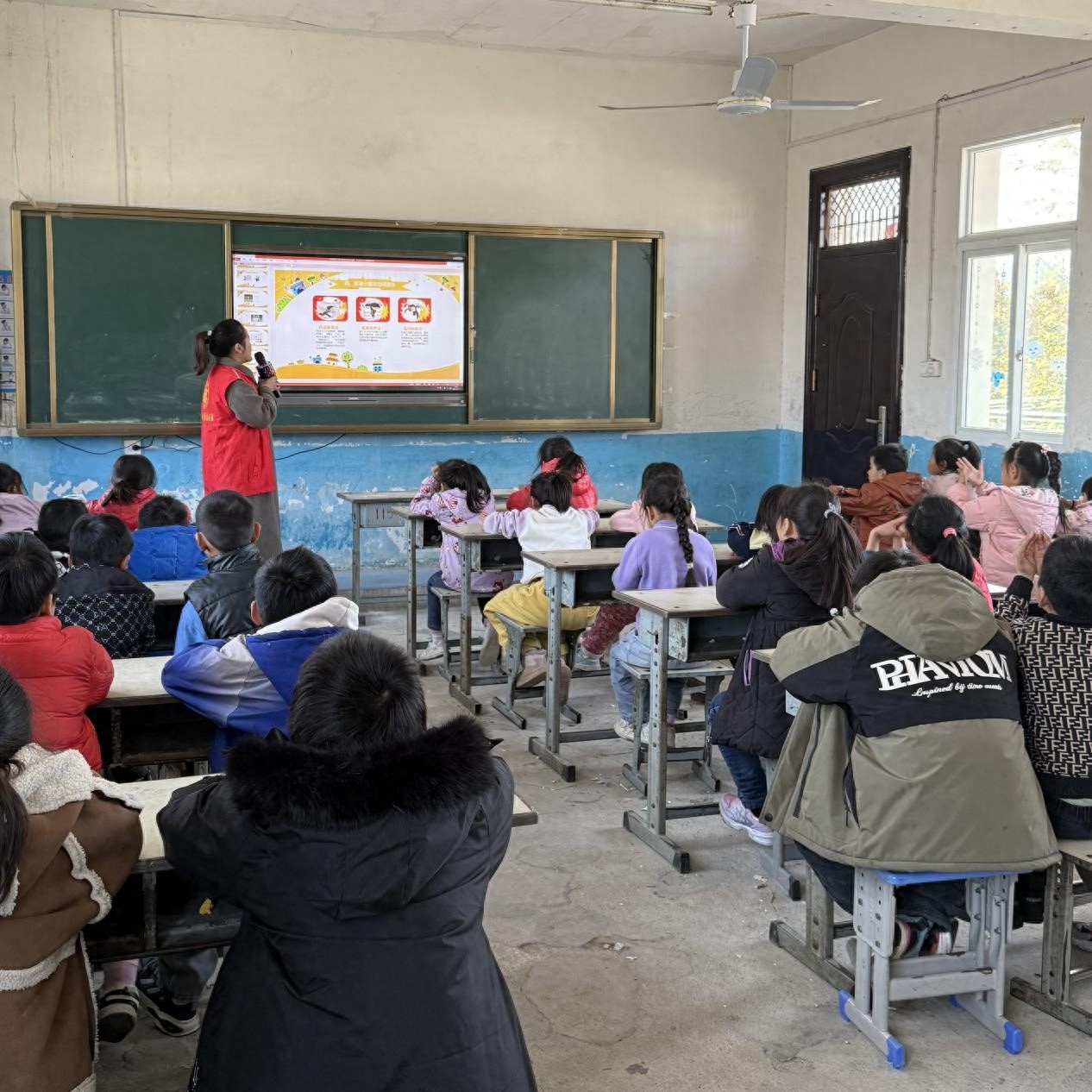 宪法日特别行动：商城县司法局走进校园乡村，让法治阳光照亮每一个角落  第1张