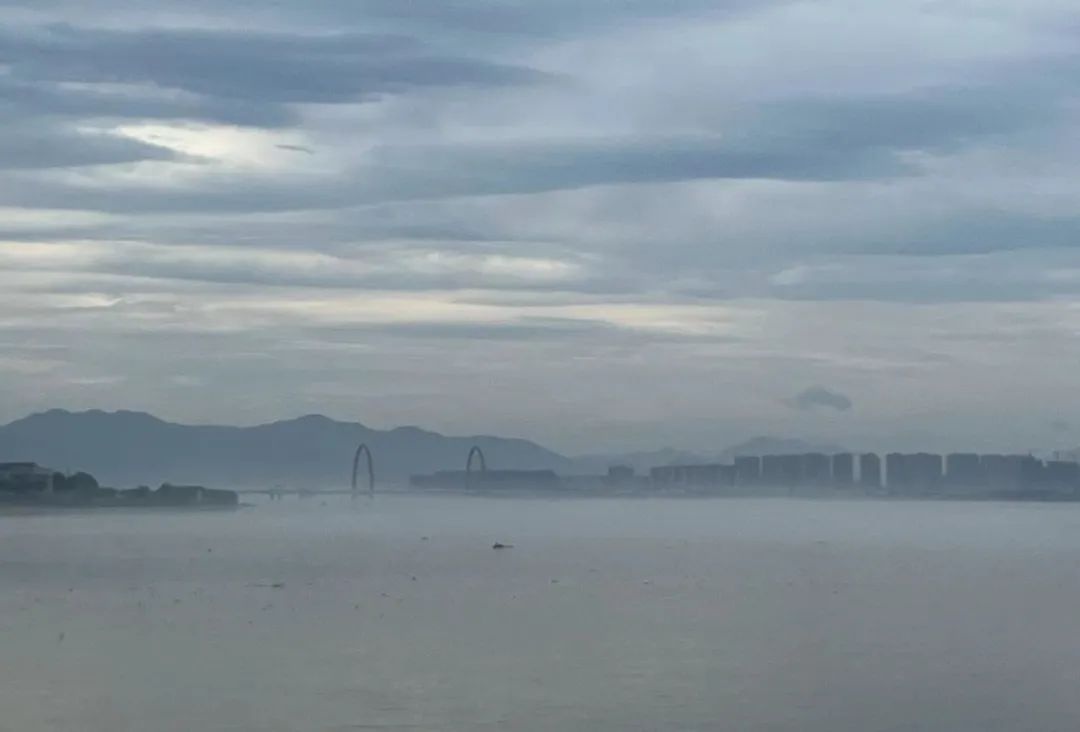 杭州阴雨笼罩，气温骤降！冷空气来袭，未来7天天气大变，你准备好了吗？  第2张