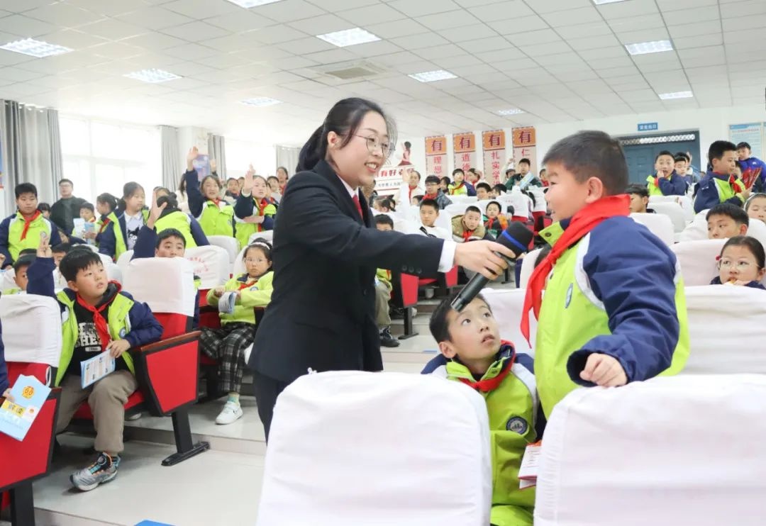 12月宪法宣传周：法院干警走进社区，面对面普法，守护公民权利  第6张