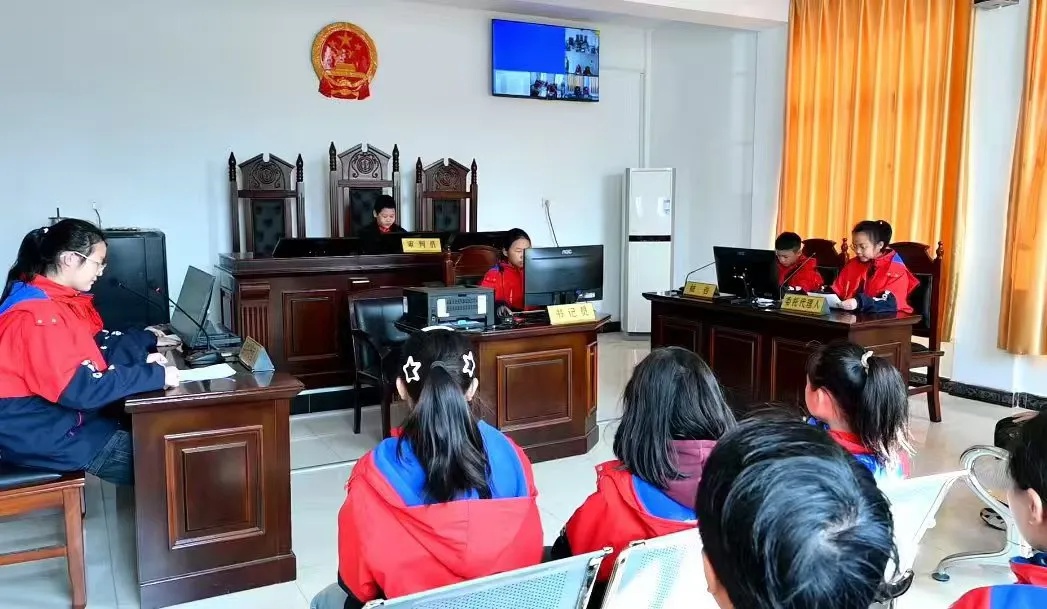 12月宪法宣传周：法院干警走进社区，面对面普法，守护公民权利  第7张