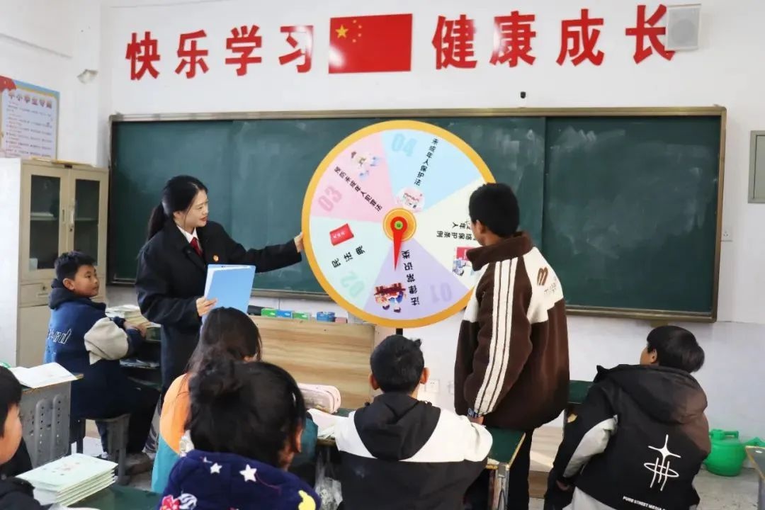 12月宪法宣传周：法院干警走进社区，面对面普法，守护公民权利  第10张