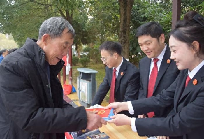 2024国家宪法日：城固县法院走进社区，用法律温暖人心，解答你的法律疑惑