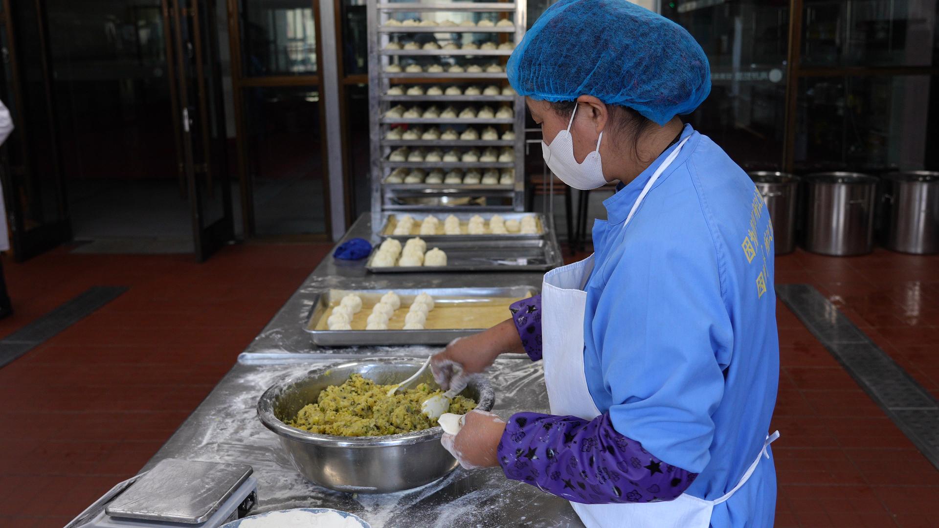 广河县生态搬迁：暖心房筑梦安居，高原姑娘食品科技助力幸福生活  第2张