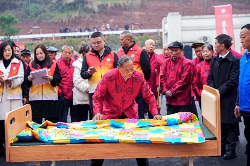 托起幸福夕阳红：200余名老人欢聚高县，6大趣味活动点燃老年生活激情  第1张