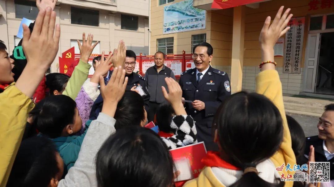 12月4日乐平市公安局宪法普法宣传活动引爆全场，群众热情高涨，民警耐心解答法律疑问  第2张