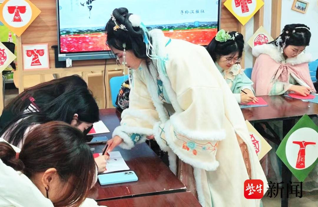 大雪节气将至，扬州工业职业技术学院汉服社剪纸活动引爆校园传统艺术热潮  第2张