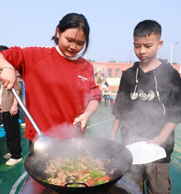 校园变厨房，学生化身厨神！桃林桥初级中学美食节惊艳全场  第1张