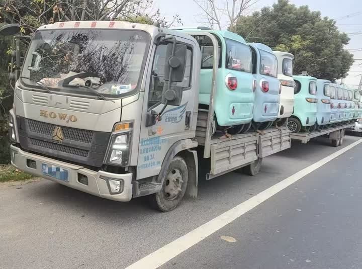 惊险！小货车变身小火车，交警紧急拦下查处，交通安全不容忽视  第2张