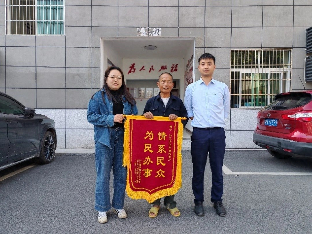 从失明到重见光明：冯叔叔的白内障手术奇迹，生活迎来新希望  第1张