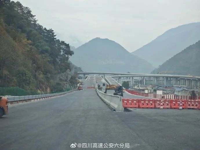 G5京昆高速石棉至彝海路段夜间临时交通管制，出行安全需警惕  第2张