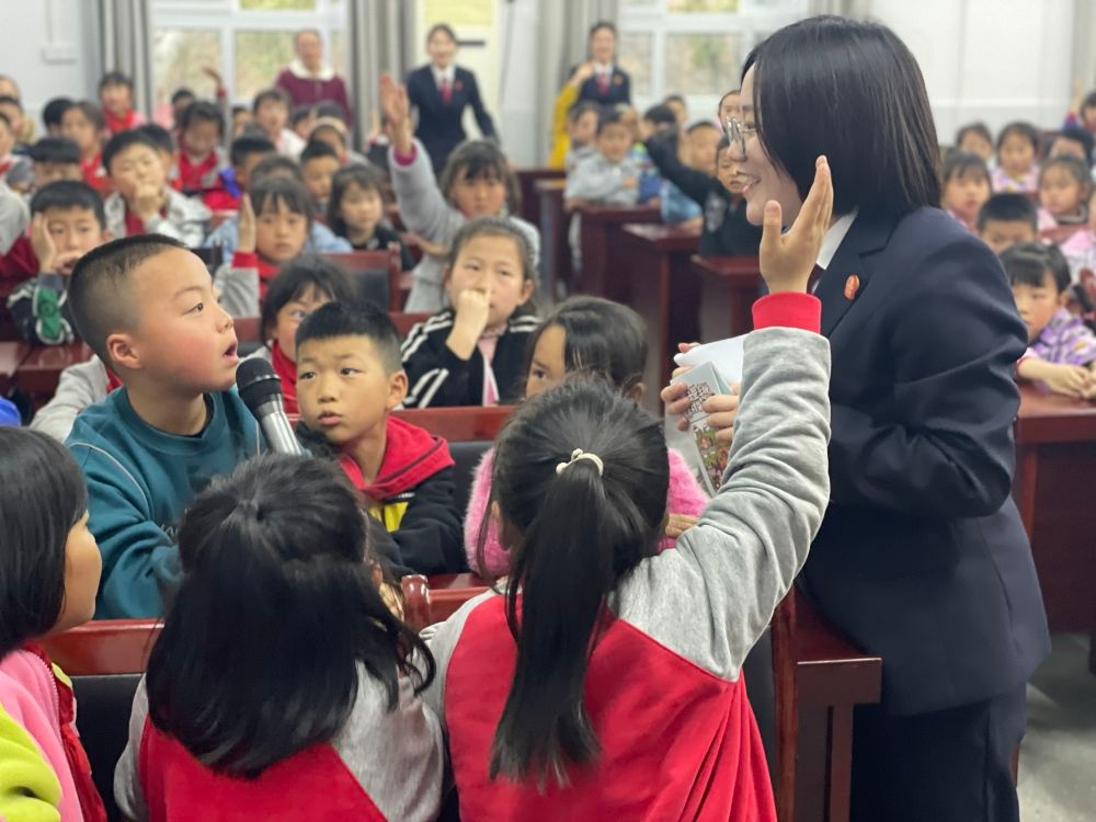湖北省恩施州利川市人民法院：50余场普法活动，一对一企业包保，法治利川建设实至名归  第3张