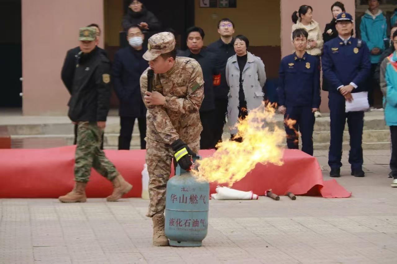 全民消防，生命至上：临潼区校园消防演练震撼上演，师生亲历火灾紧迫感  第4张