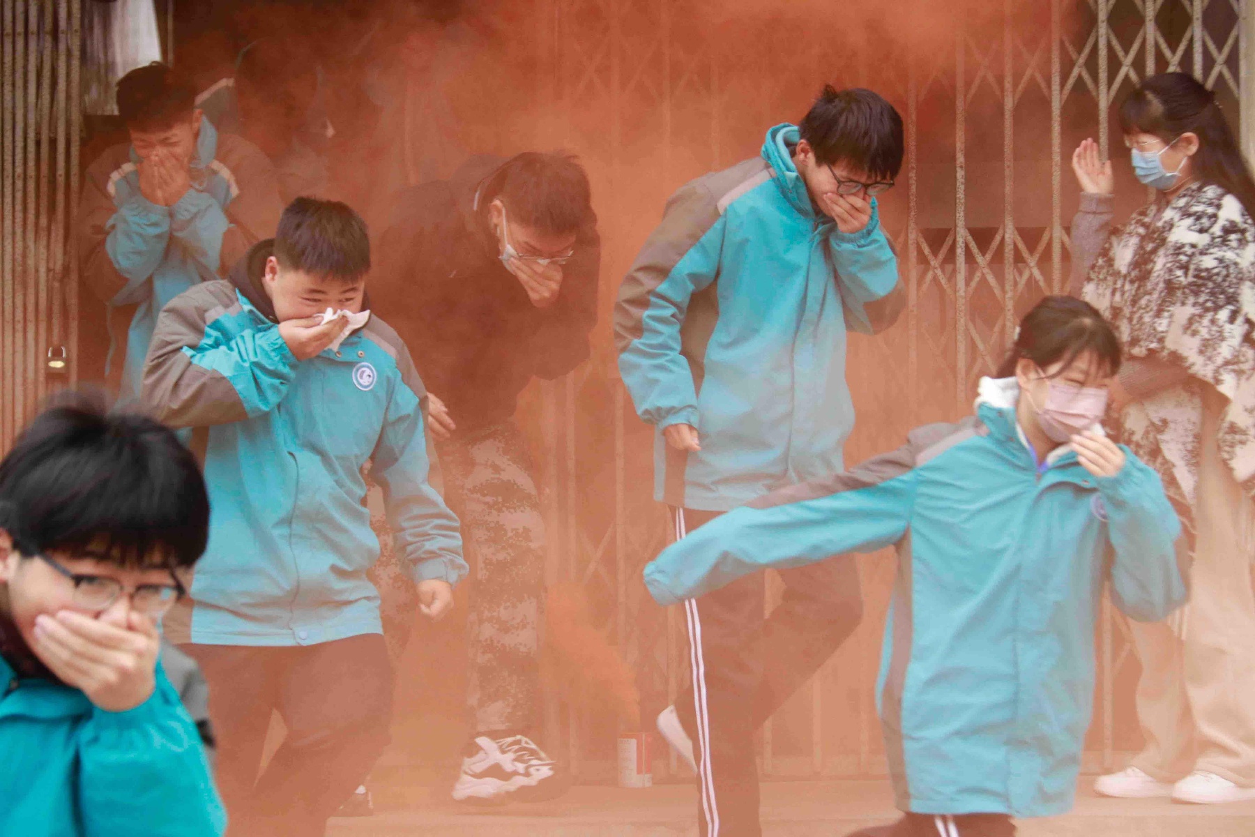 全民消防，生命至上：临潼区校园消防演练震撼上演，师生亲历火灾紧迫感  第7张