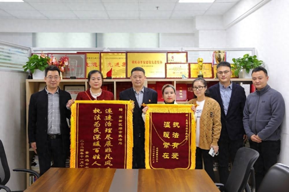 违建整治专班暖心为民，张女士送锦旗感谢，省下一大笔冤枉钱