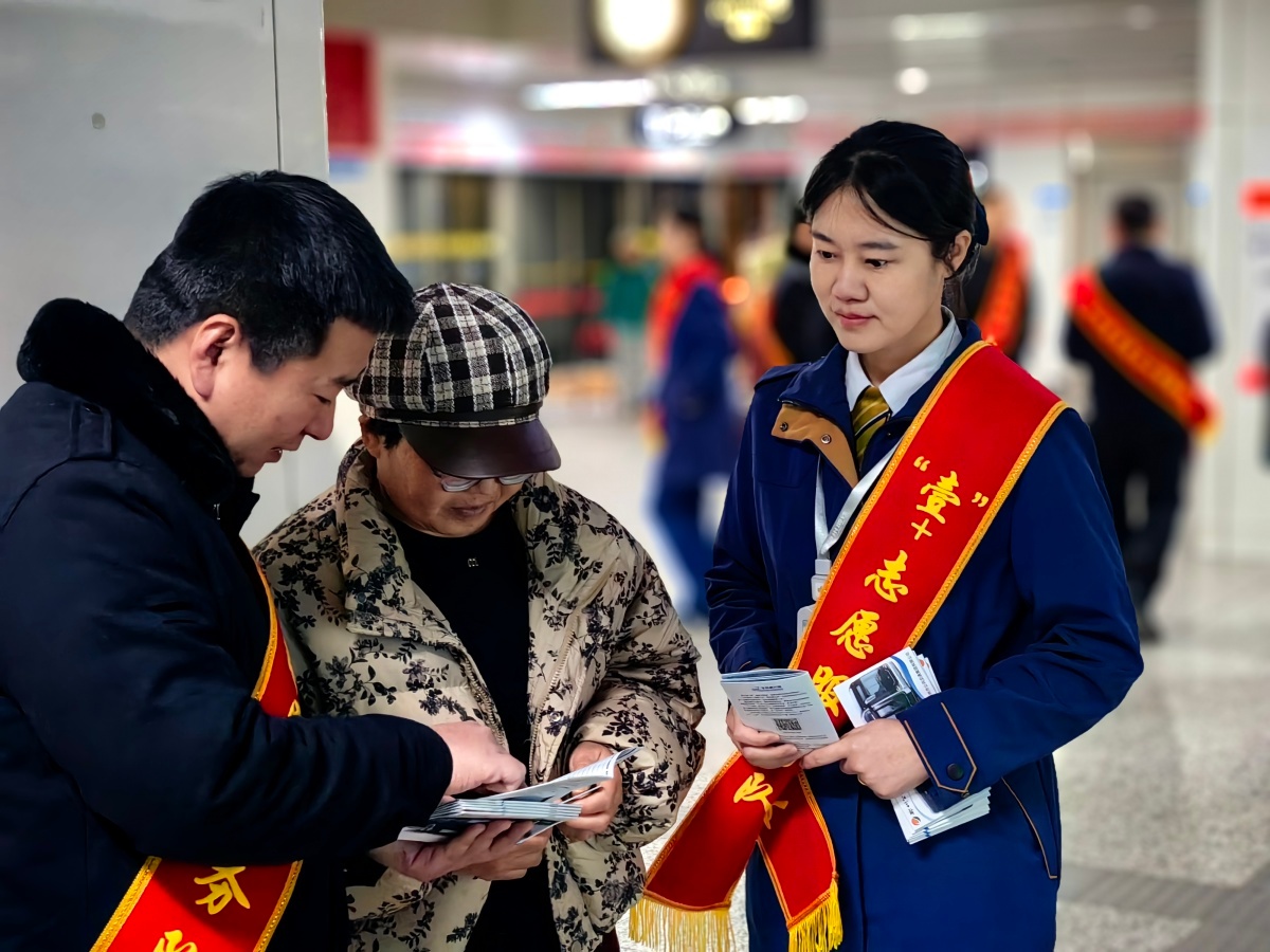 郑州公交地铁联手打造暖心服务点，旧衣捐赠活动温暖寒冬，市民免费领取爱心衣物  第3张