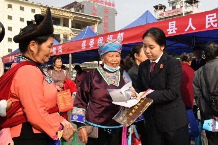 广西检察机关宪法宣传周：检察官走进社区，用行动诠释法治精神  第1张