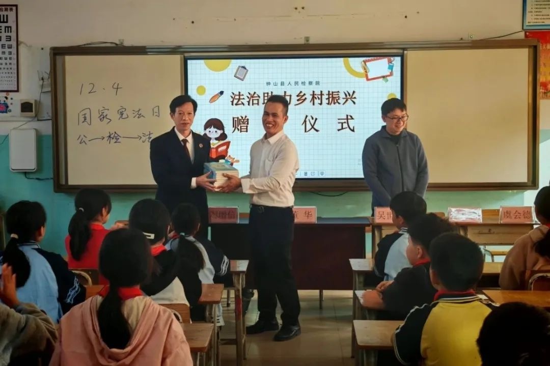广西检察机关宪法宣传周：检察官走进社区，用行动诠释法治精神  第5张