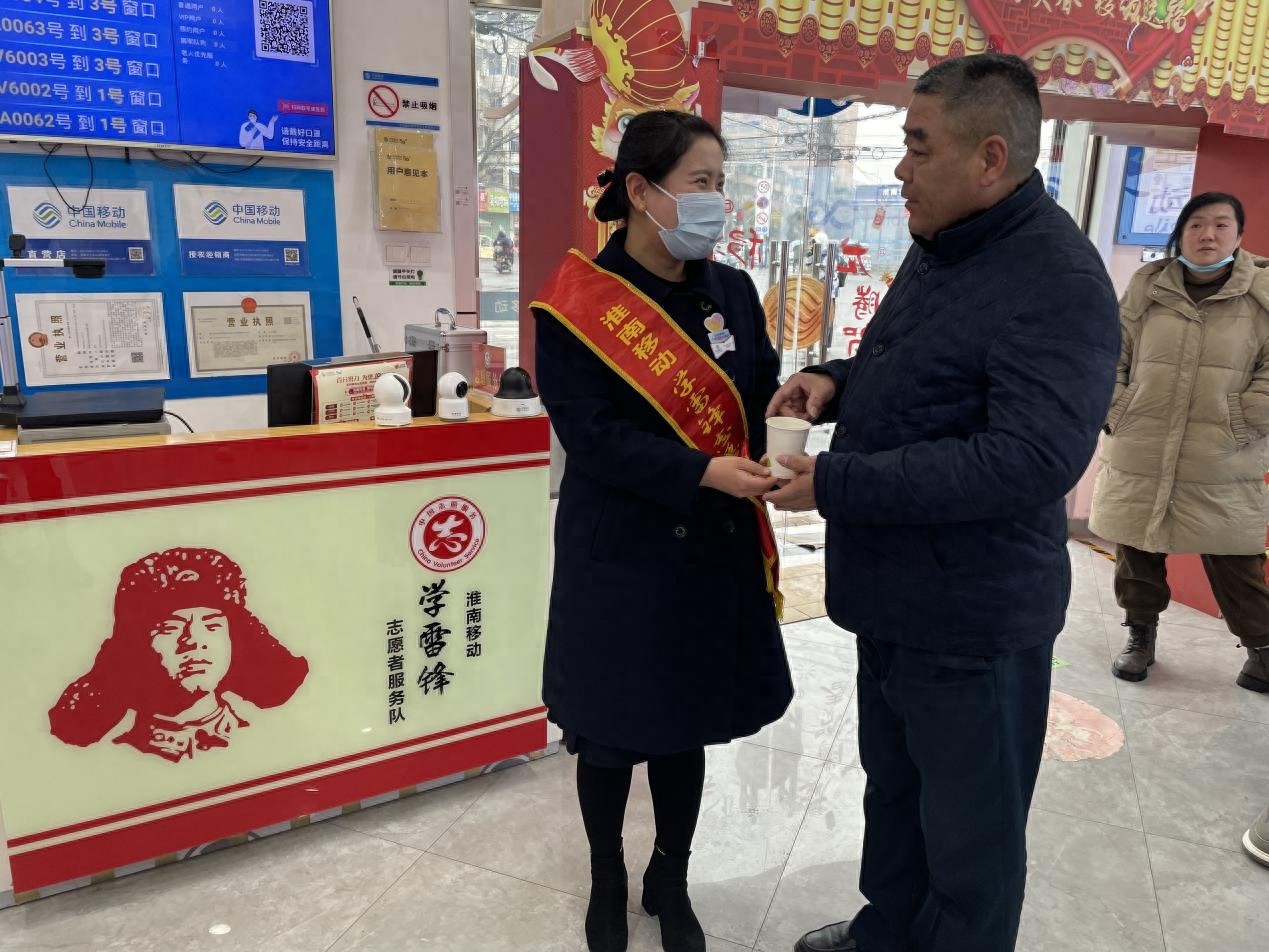 安徽移动淮南分公司营业厅：暖心服务如及时雨，用户感动连连