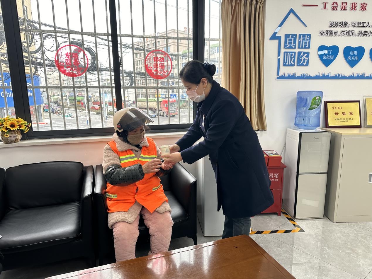 安徽移动淮南分公司营业厅：暖心服务如及时雨，用户感动连连  第4张