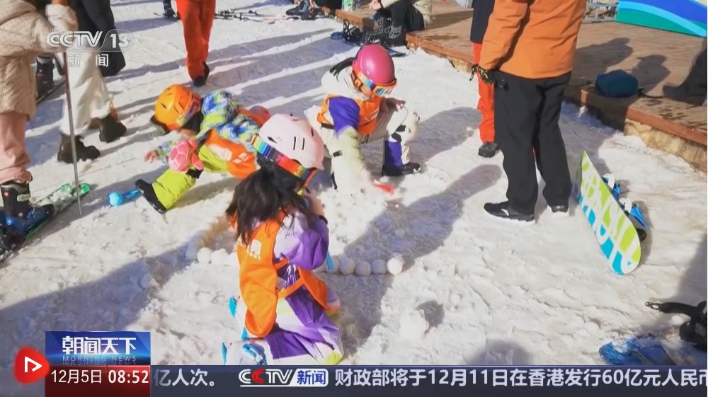 惊！甘肃张掖降雪后七彩丹霞美出新高度，游客热情不减还享多重优惠？  第4张