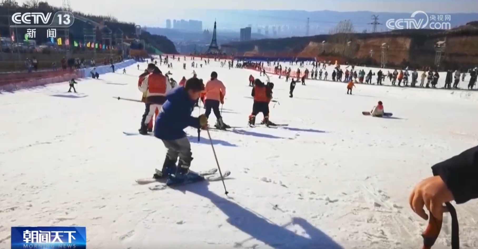 惊！甘肃张掖降雪后七彩丹霞美出新高度，游客热情不减还享多重优惠？  第6张