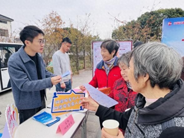 12月5日国际志愿者日，八坼街道宪法宣传与志愿服务双管齐下，温暖秋冬  第1张