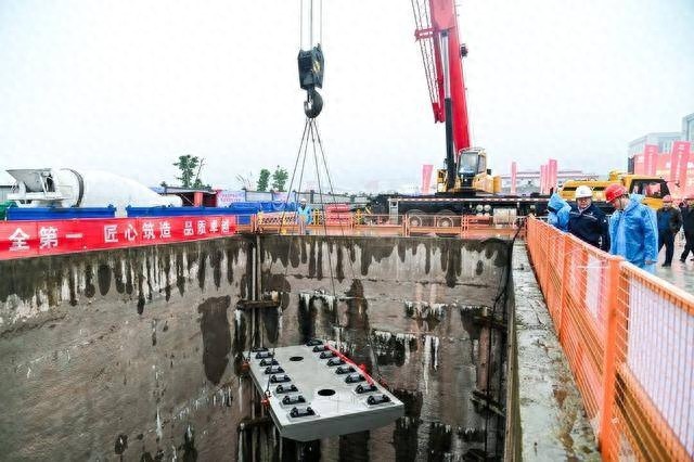 重庆轨道交通15号线二期首块预制轨道板起吊下井，全面通车目标更进一步