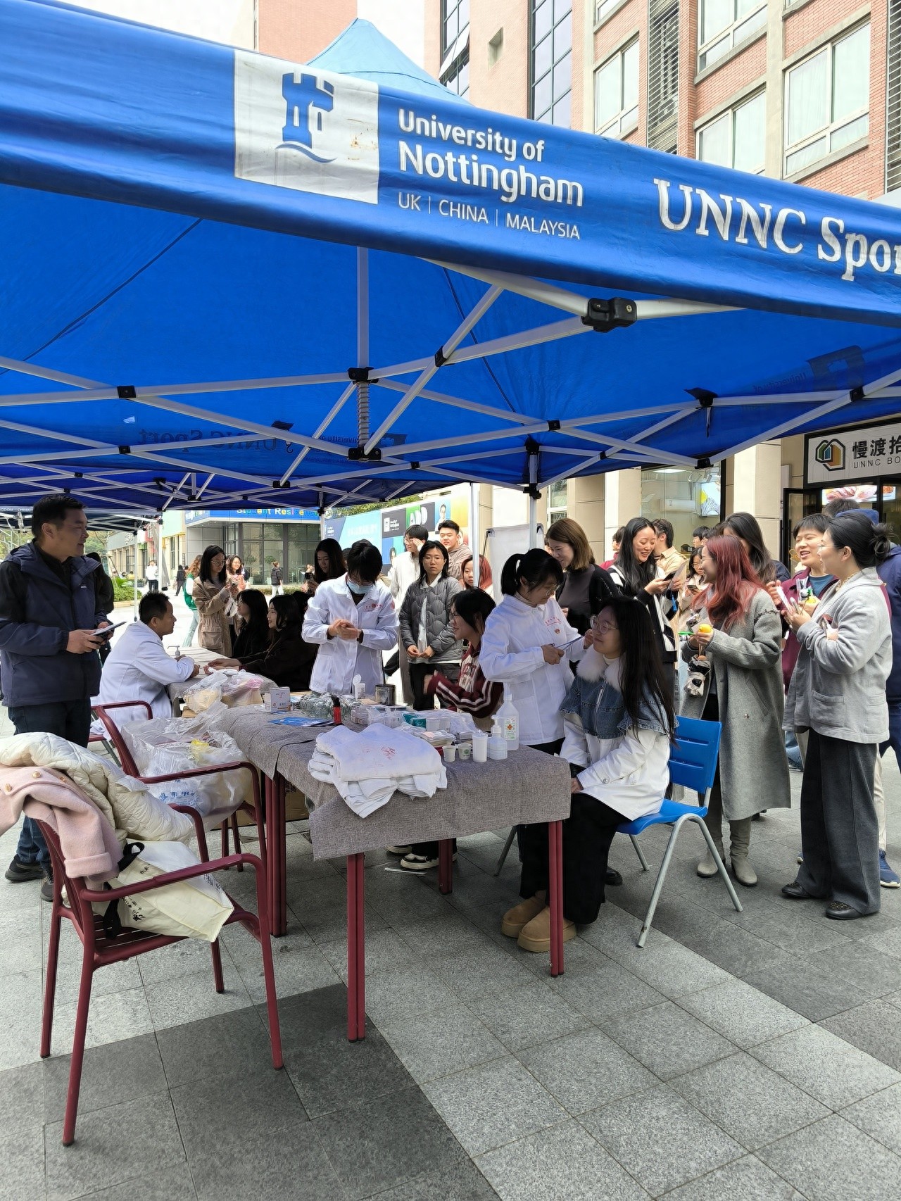 冬季寒意挡不住爱心暖流，首届公益市集点燃师生热情