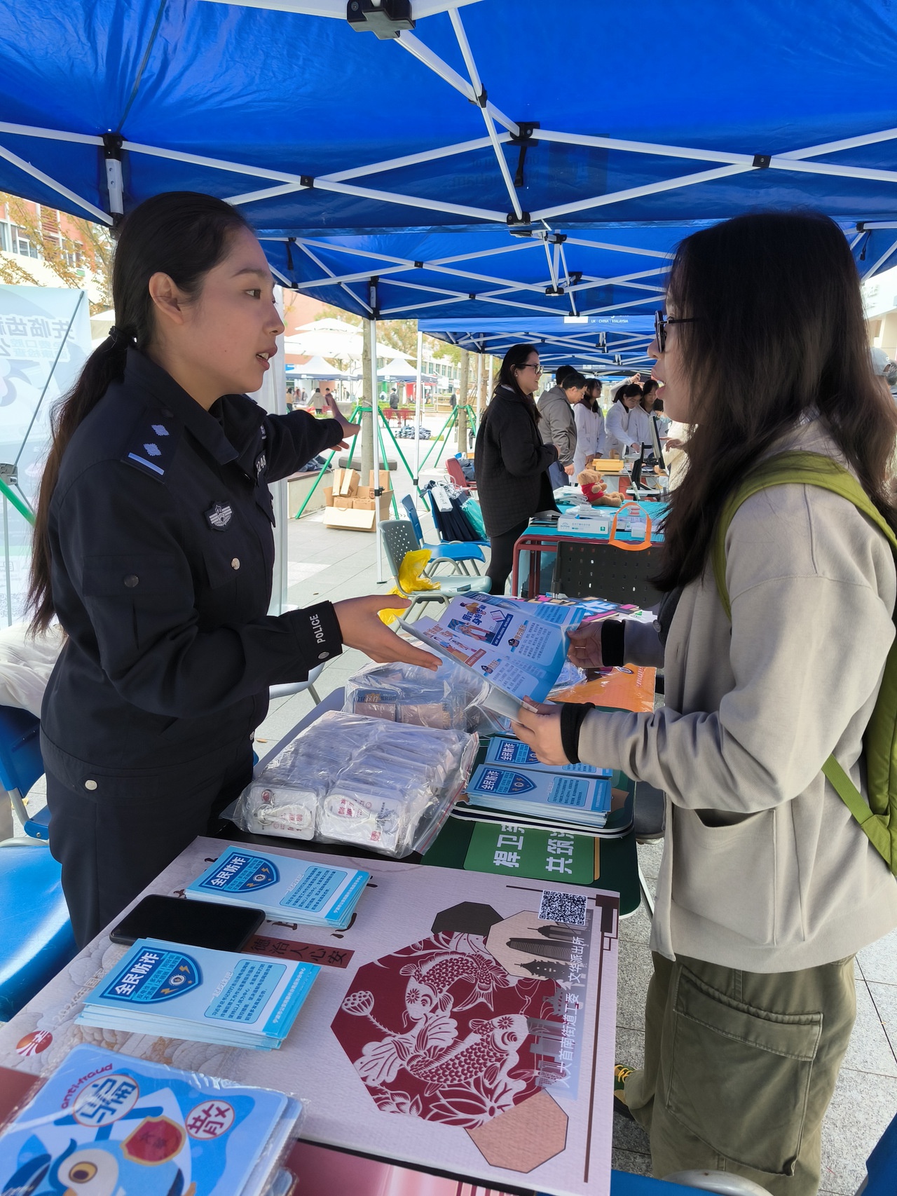 冬季寒意挡不住爱心暖流，首届公益市集点燃师生热情  第2张