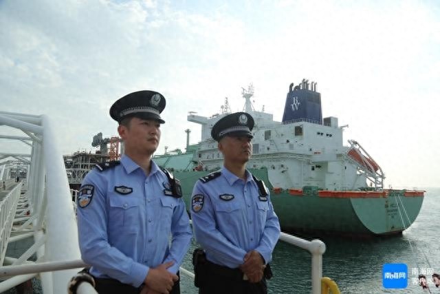 海南今冬首艘液化天然气船抵港，洋浦边检‘一站式’服务保障民生能源高效输送