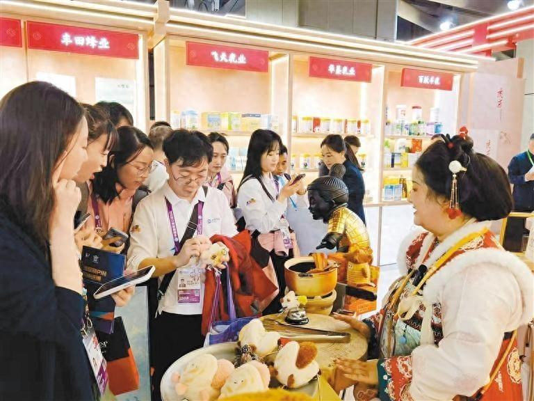 第七届进博会开幕，陕西老字号步行街展区唐风唐韵扑面而来，带你梦回大唐长安  第1张