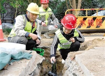 记者亲身体验！为管道刷防腐沥青，保障居民用水安全  第1张