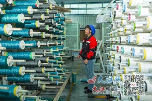 无人叉车轻盈运货，新余高新区制造业数字化转型加速  第1张