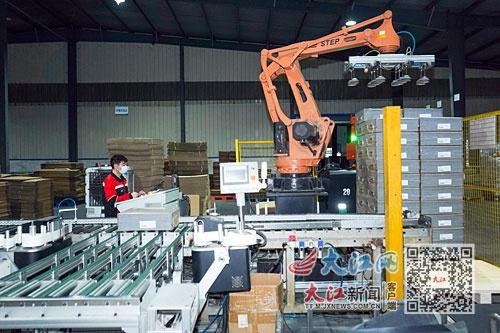 无人叉车轻盈运货，新余高新区制造业数字化转型加速  第3张