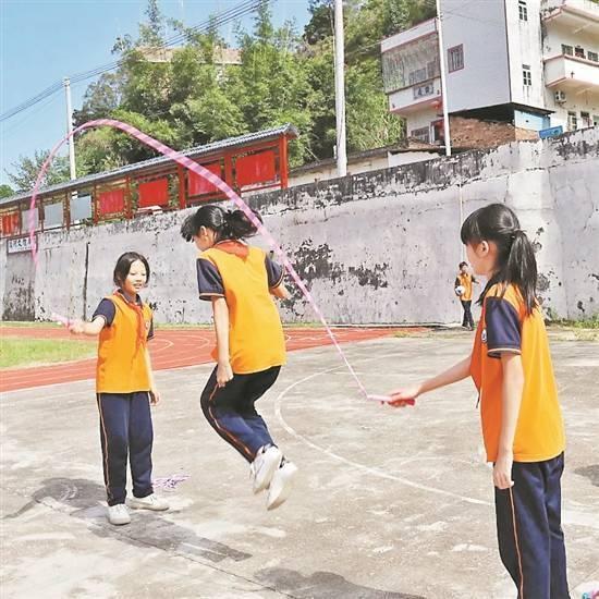 2192 件体育器材！深圳体彩助力梅州乡村学校，让孩子们快乐运动  第2张