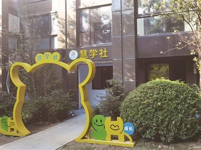 锦绣申华坊 10 幢一楼用房被改成儿童活动室，拱门和空调外机引争议  第1张