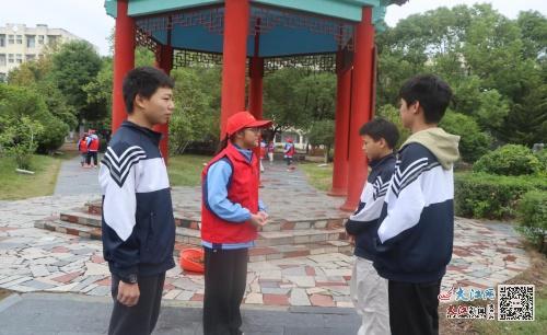 临川十中团委组织团员开展志愿服务活动，捡起文明，扫出风采  第2张