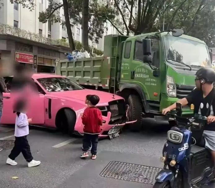 货车掉头撞上劳斯莱斯，女车主淡定拍照，货车司机却吓得浑身发抖  第3张