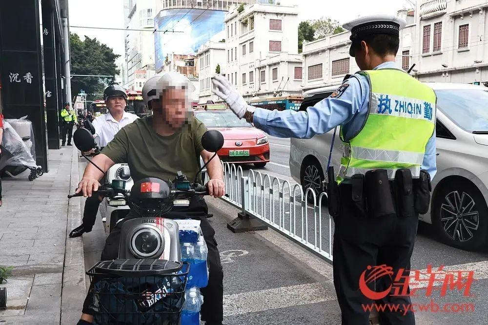车主未给电鸡上牌，被交警查处后竟弃车而逃  第3张