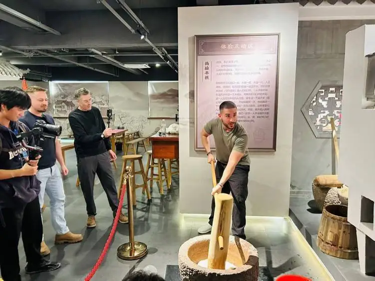 年糕不是米做的蛋糕？宁波慈城年糕博物馆，中外博主化身好奇宝宝，一探究竟  第3张