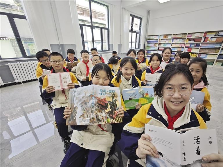 10 万元爱心图书送达七里河区吴家园小学，3000 多册全新书籍让书香满园  第2张