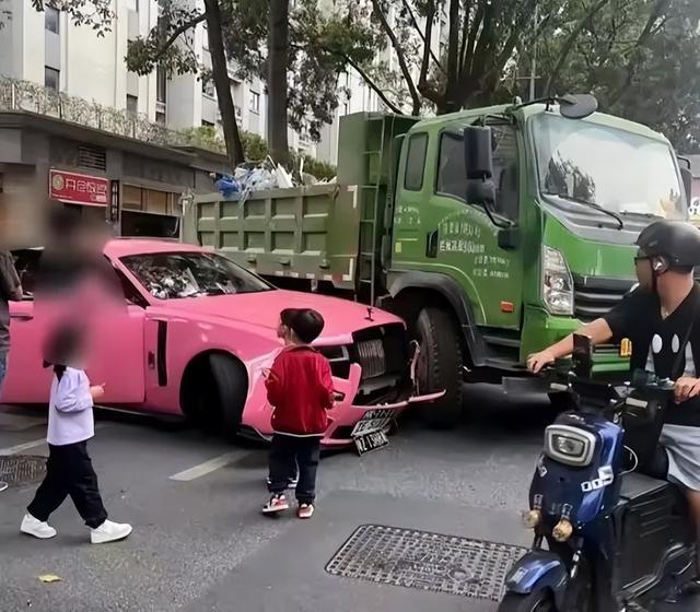 货车司机全责吓发抖，劳斯莱斯女车主淡定拍照！这起事故你怎么看？  第3张