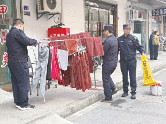城管出手整治，这些商户竟长期霸占公共停车位，你怎么看？  第1张
