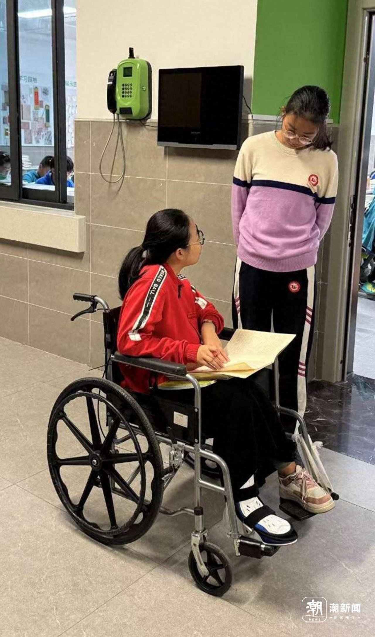 韧带撕裂仍坚持上课，这位 90 后女教师为何如此拼命？
